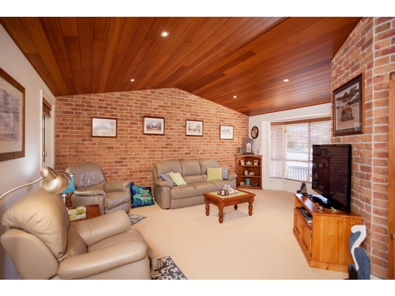 4 Laurina Close, Old Bar NSW 2430