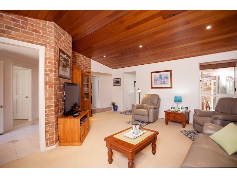 4 Laurina Close, Old Bar NSW 2430