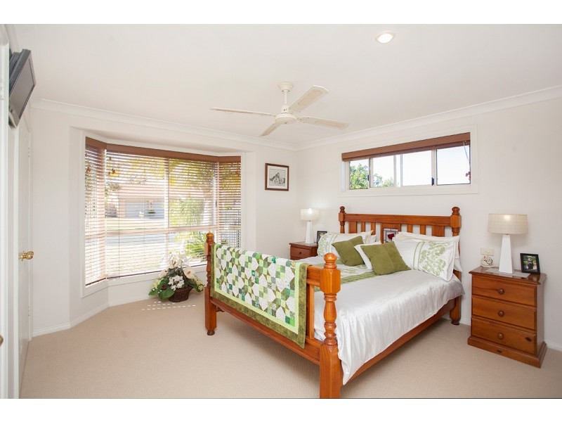 4 Laurina Close, Old Bar NSW 2430