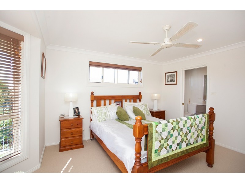 4 Laurina Close, Old Bar NSW 2430