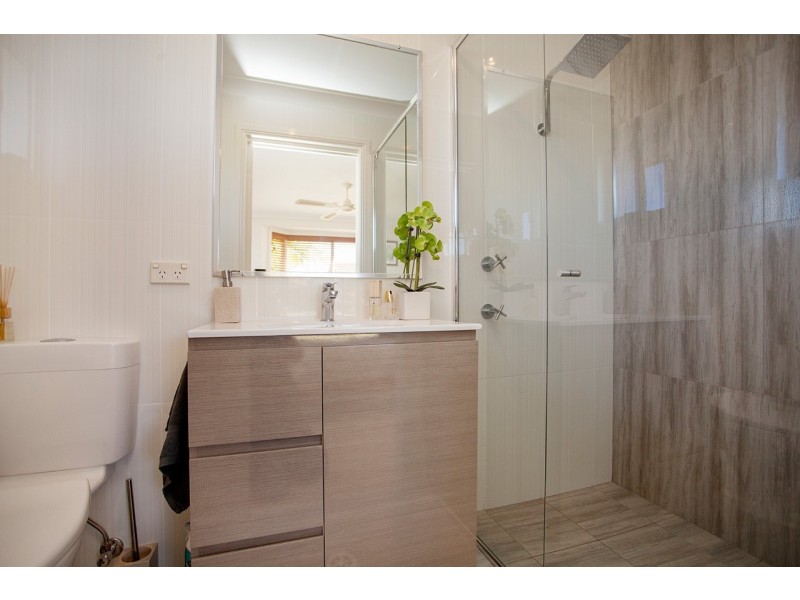 4 Laurina Close, Old Bar NSW 2430