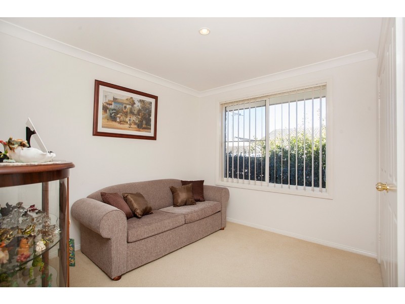 4 Laurina Close, Old Bar NSW 2430