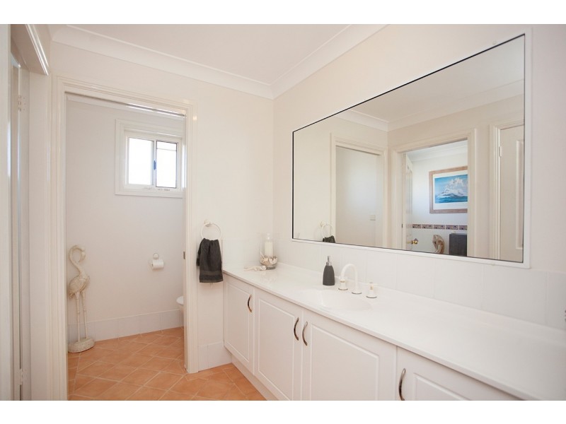 4 Laurina Close, Old Bar NSW 2430