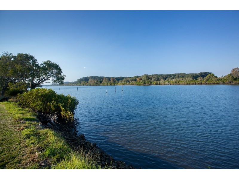 35 Narrung Place, Oxley Island NSW 2430