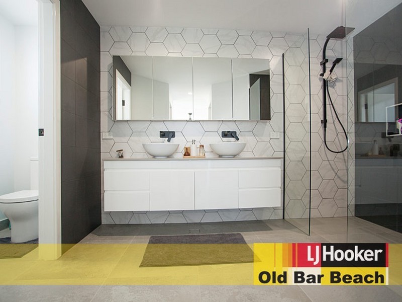 1 Old Bar Road, Old Bar NSW 2430
