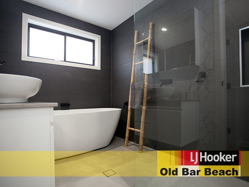 1 Old Bar Road, Old Bar NSW 2430