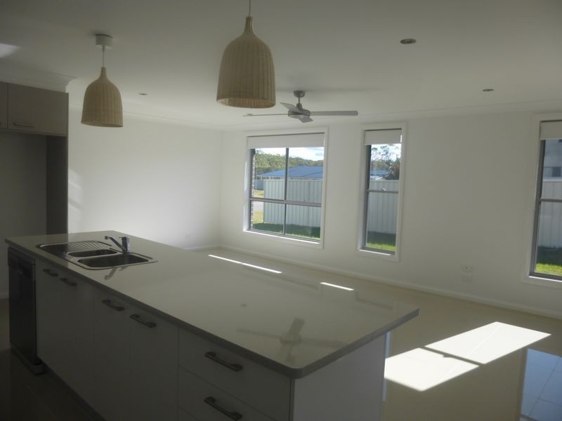 17 Shantull Drive, Wallabi Point NSW 2430