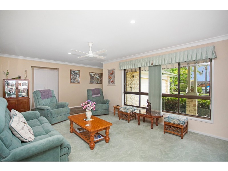 6 Silky Ash Close, Old Bar NSW 2430
