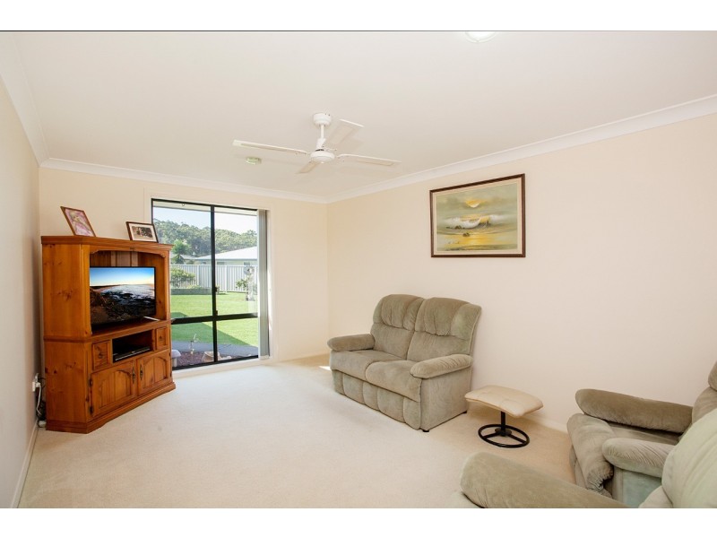 7 Curlew Place, Old Bar NSW 2430