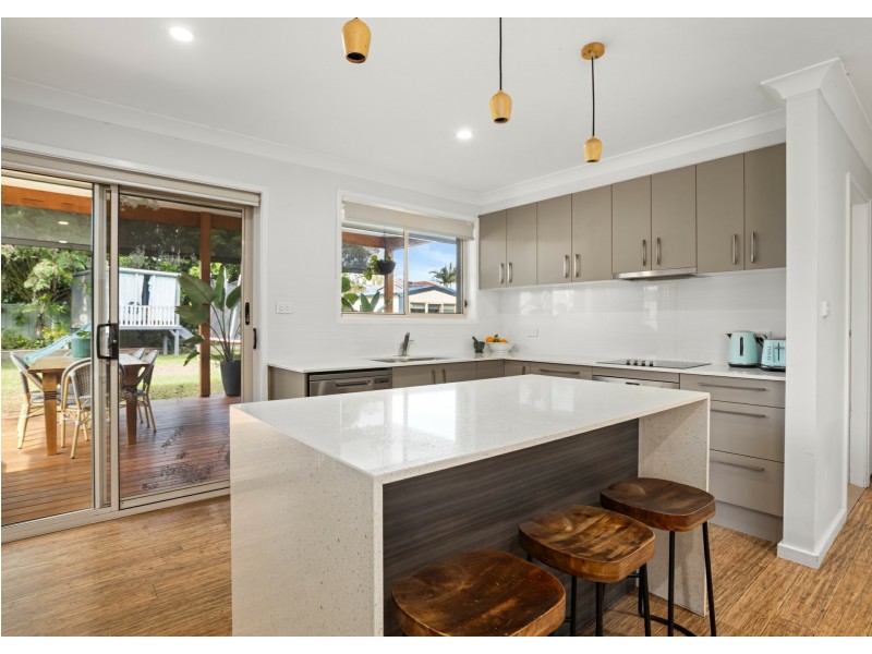 4 Molong Road, Old Bar NSW 2430