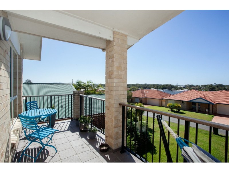2/34 Mistral Place, Old Bar NSW 2430