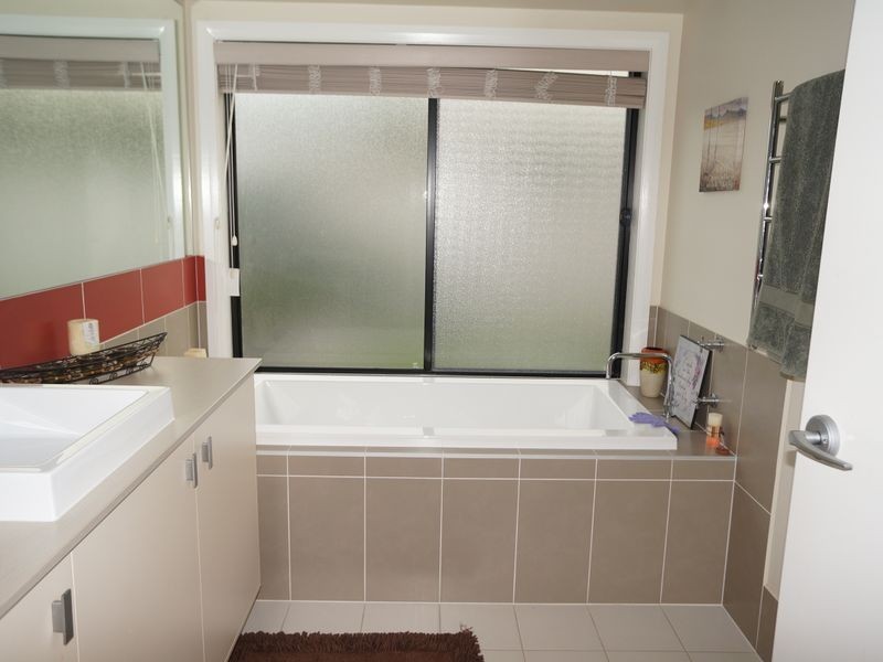 8 Kadungle Close, Wallabi Point NSW 2430