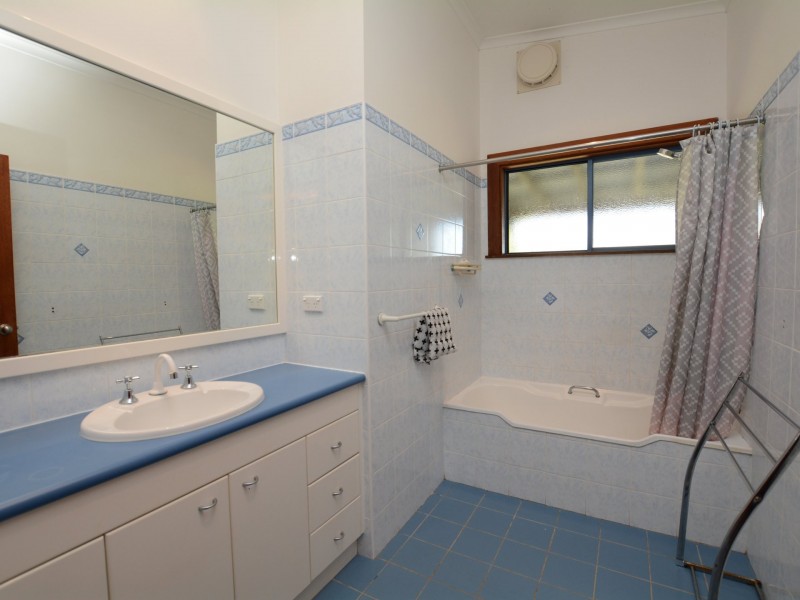 16 Old Bar Road, Old Bar NSW 2430