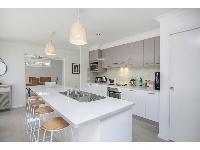 17 Shantull Drive, Wallabi Point NSW 2430