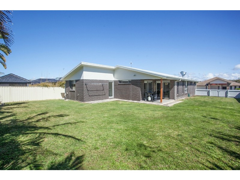 17 Shantull Drive, Wallabi Point NSW 2430