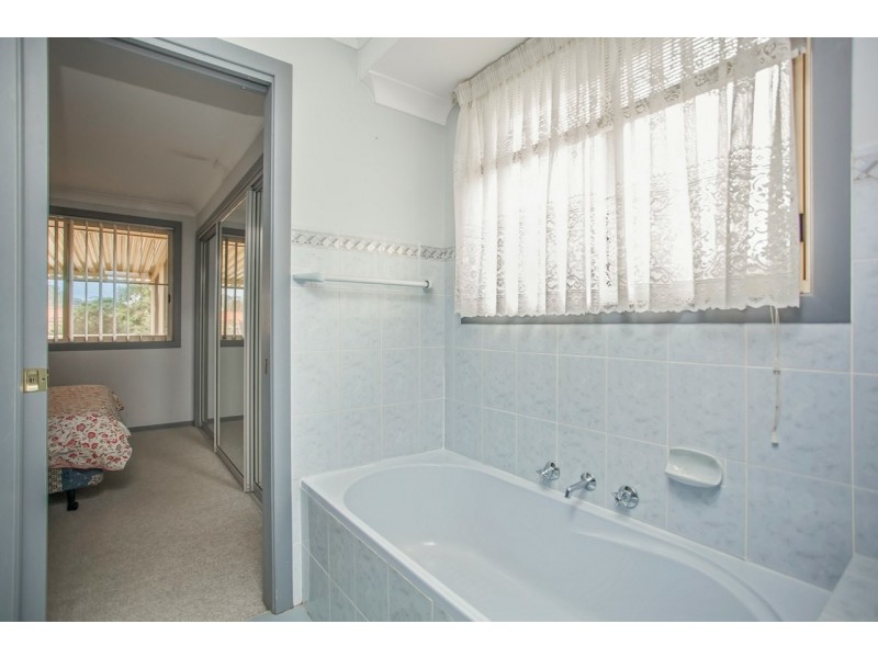 2/6 Casuarina Close, Old Bar NSW 2430