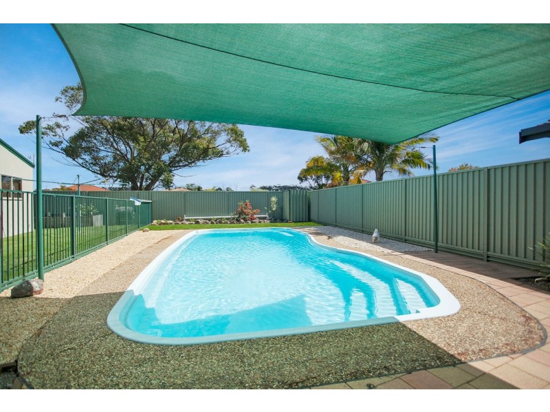 19 Pryor Crescent, Old Bar NSW 2430
