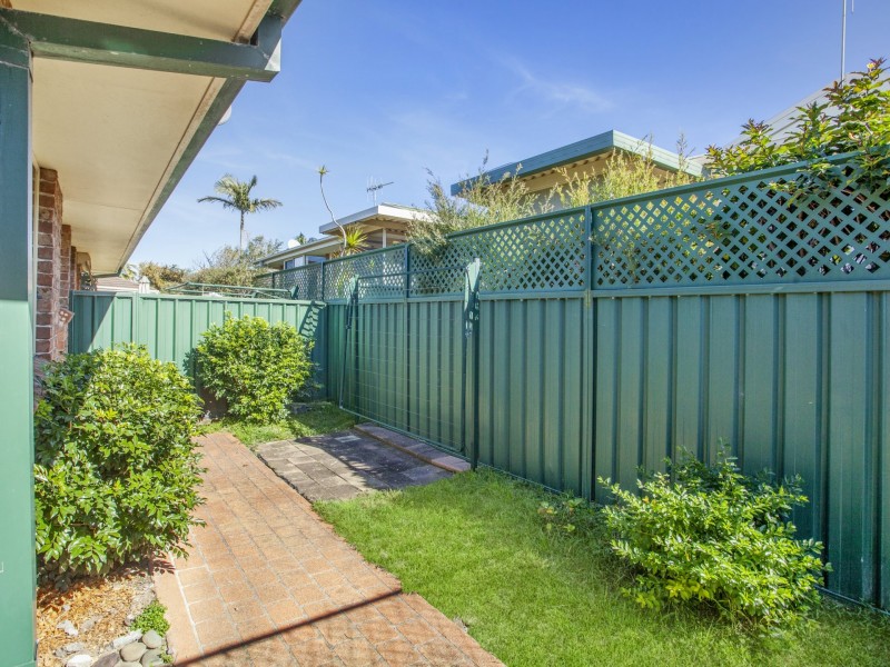 2/74 Old Bar Road, Old Bar NSW 2430