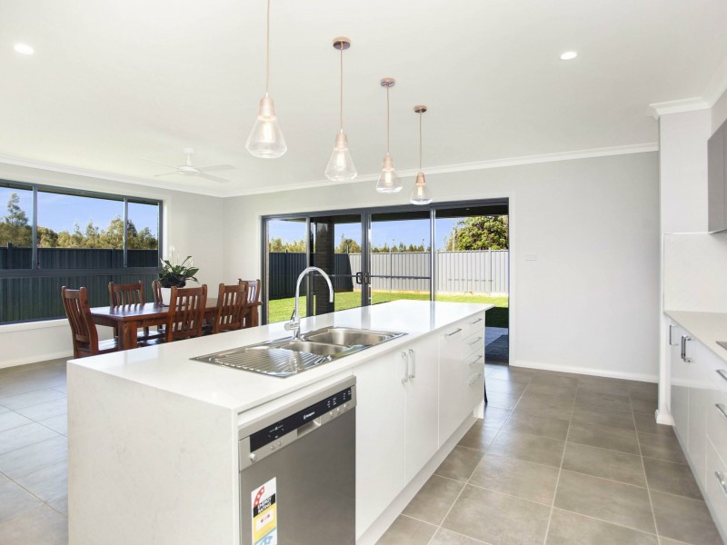 19 Tropicbird Crescent, Old Bar NSW 2430