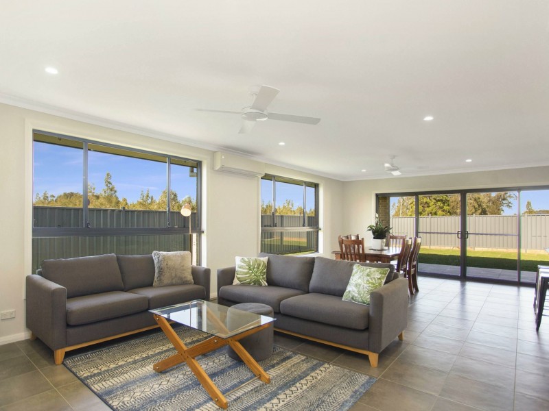 19 Tropicbird Crescent, Old Bar NSW 2430