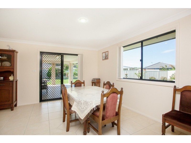 7 Curlew Place, Old Bar NSW 2430