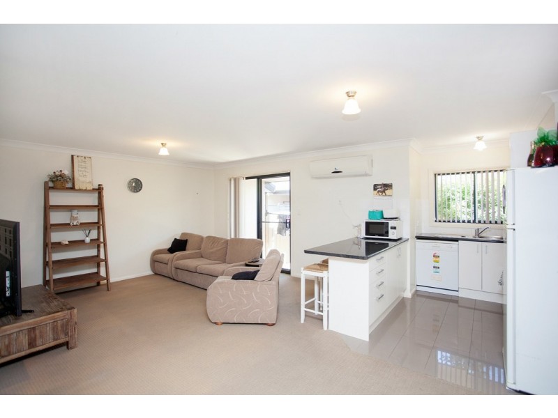 2/15 Connell Street, Old Bar NSW 2430
