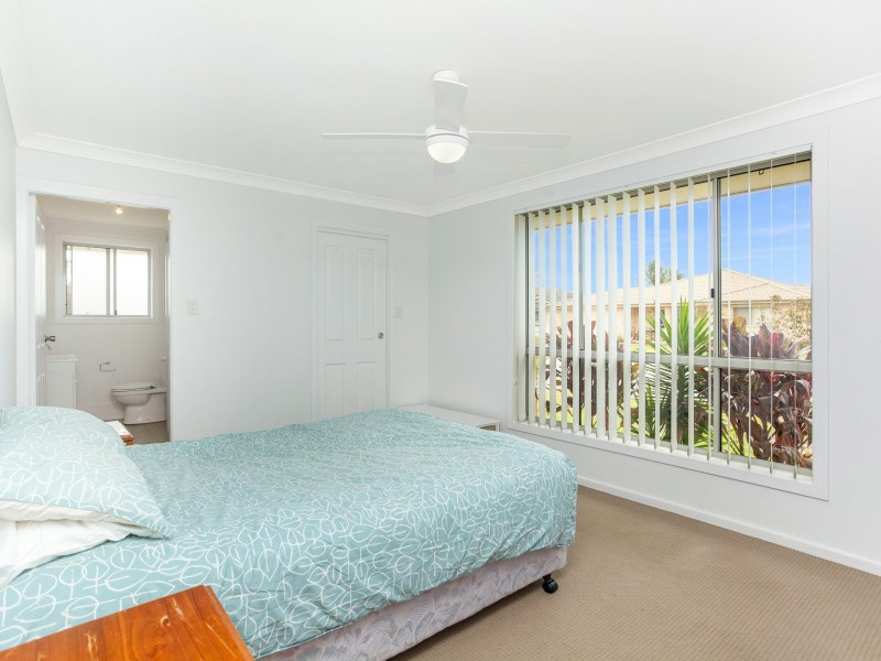 8 Bluehaven Drive, Old Bar NSW 2430