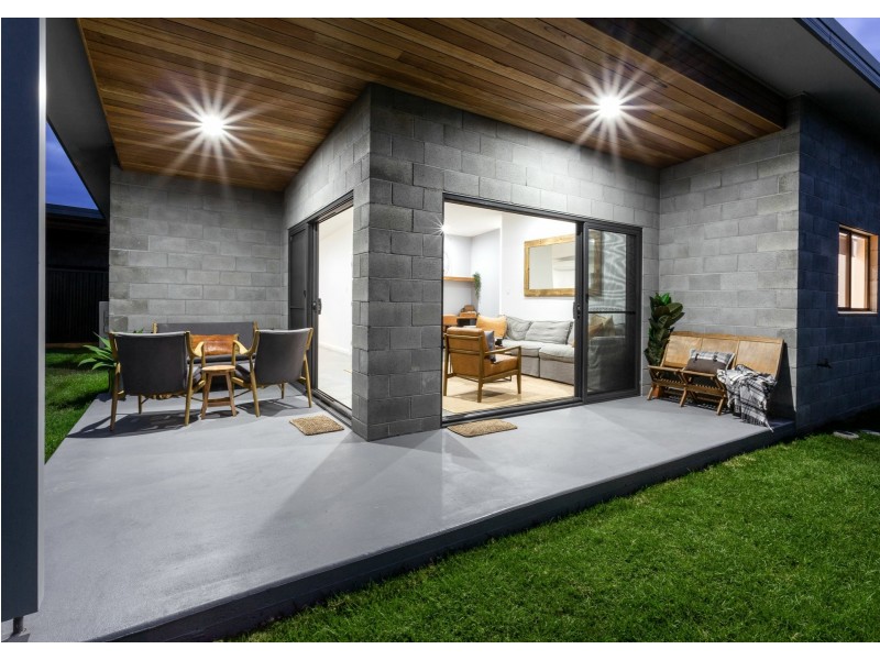 1/8 Tropicbird Crescent, Old Bar NSW 2430