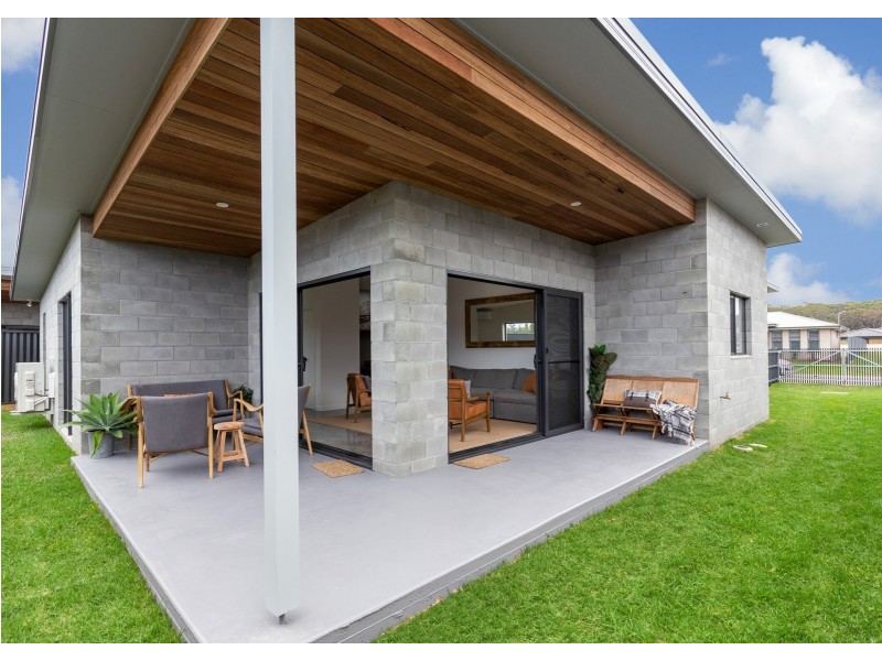 1/8 Tropicbird Crescent, Old Bar NSW 2430