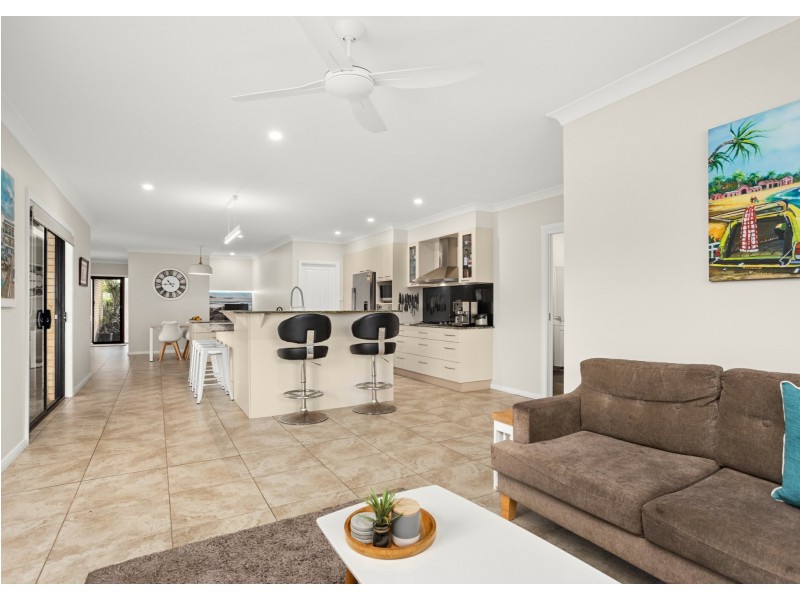 12 Ivy Crescent, Old Bar NSW 2430