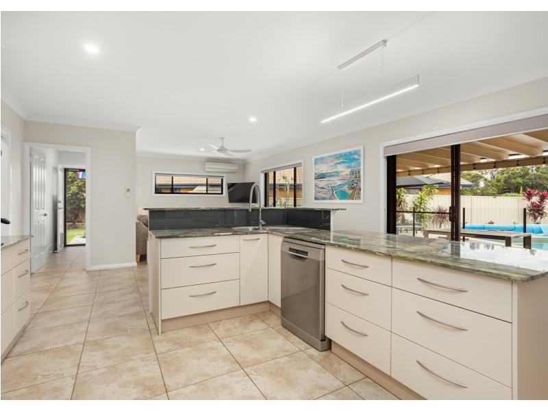 12 Ivy Crescent, Old Bar NSW 2430