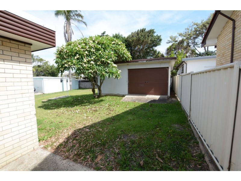 8 Old Bar Road, Old Bar NSW 2430