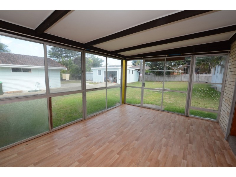 8 Old Bar Road, Old Bar NSW 2430