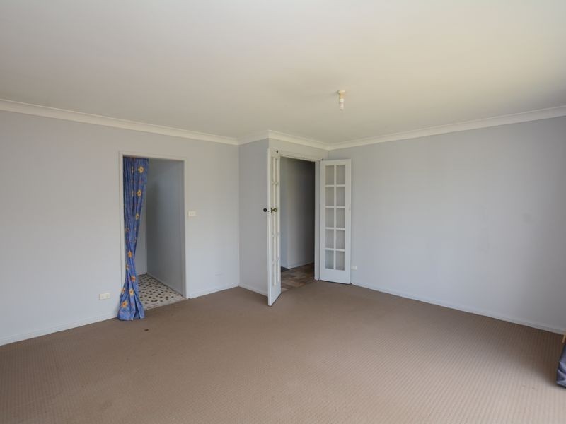 8 Old Bar Road, Old Bar NSW 2430