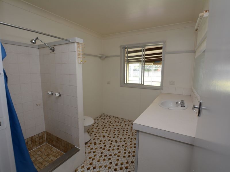 8 Old Bar Road, Old Bar NSW 2430