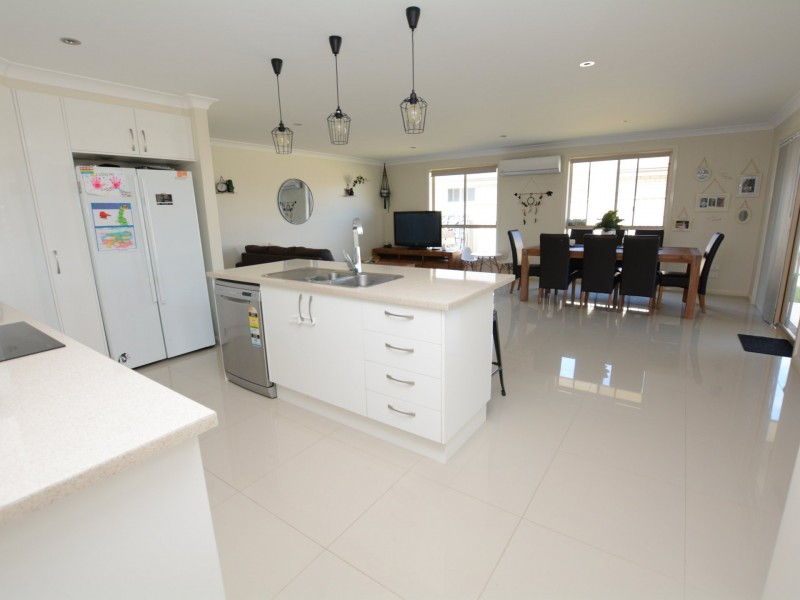 84 Forest Lane, Old Bar NSW 2430