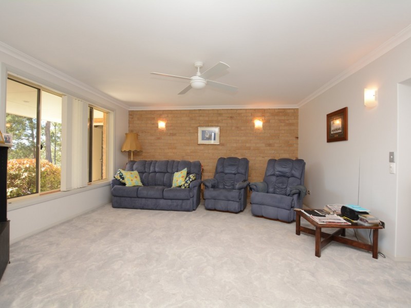 6 Windamere Place, Old Bar NSW 2430