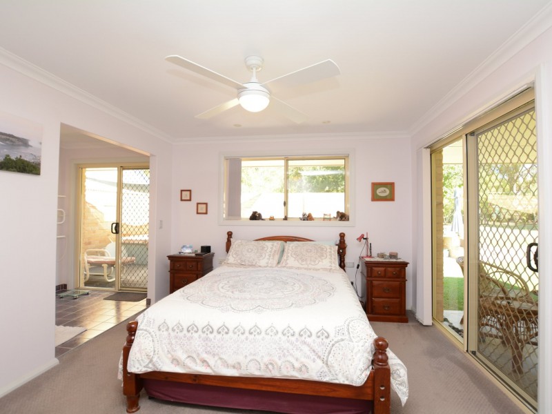 6 Windamere Place, Old Bar NSW 2430