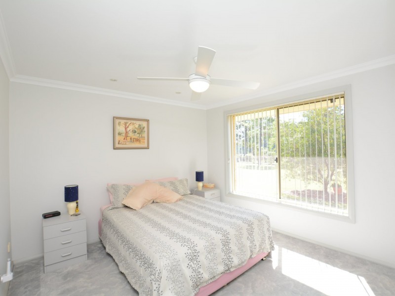 6 Windamere Place, Old Bar NSW 2430