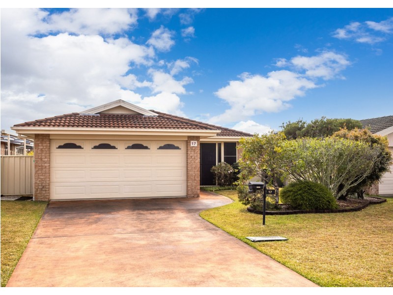 17 Albatross Way, Old Bar NSW 2430