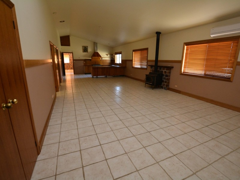 962 Old Bar Road, Old Bar NSW 2430