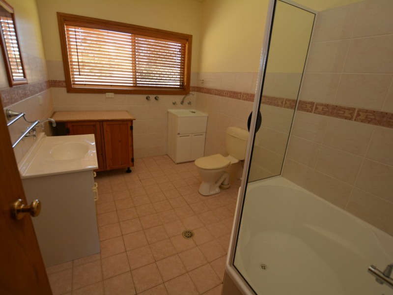 962 Old Bar Road, Old Bar NSW 2430