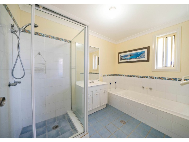 2/70 Old Bar Road, Old Bar NSW 2430