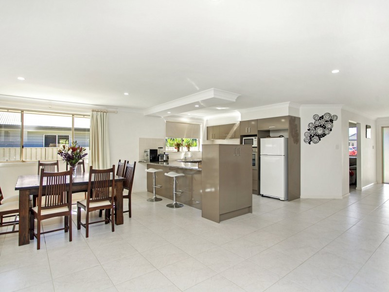 4 Marlin Court, Old Bar NSW 2430