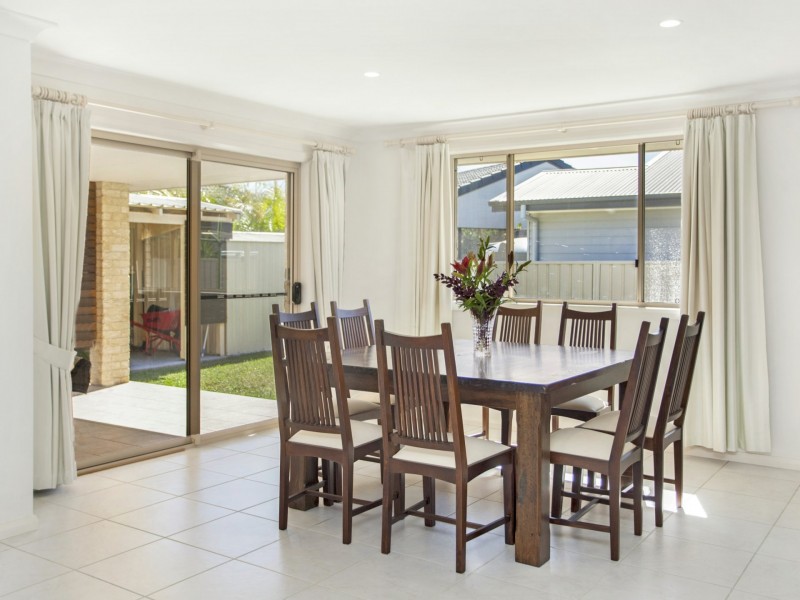 4 Marlin Court, Old Bar NSW 2430