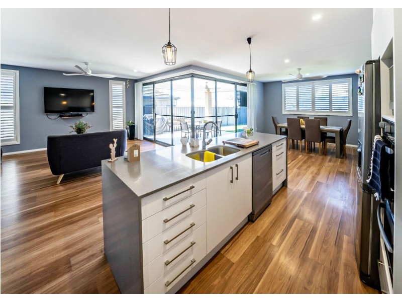 17 Mariner Ave, Old Bar NSW 2430