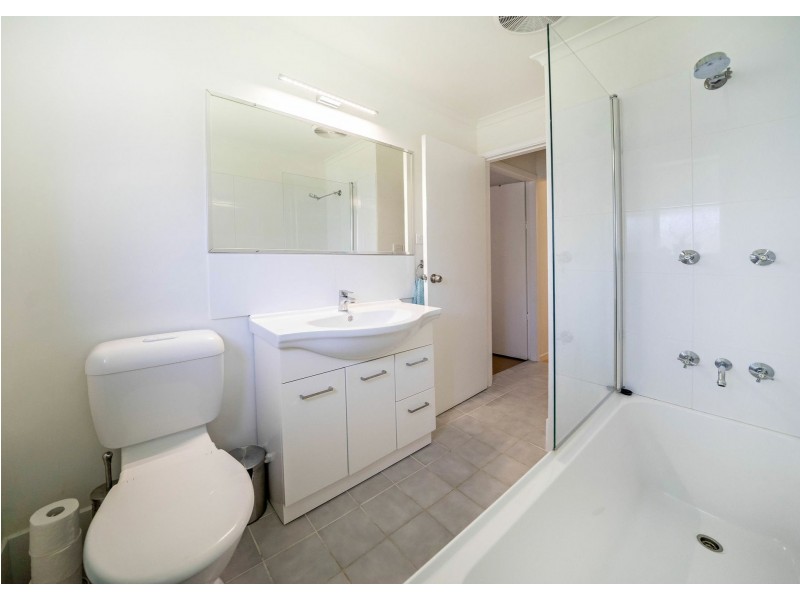 1B Kestrel Avenue, Old Bar NSW 2430