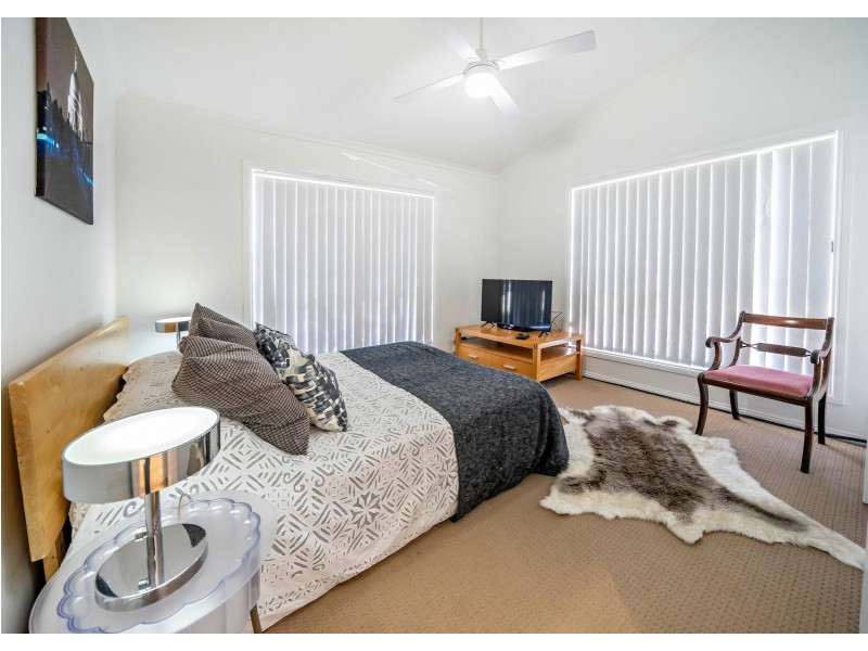 1B Kestrel Avenue, Old Bar NSW 2430