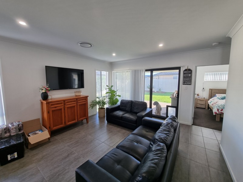 8 Mariner Avenue, Old Bar NSW 2430