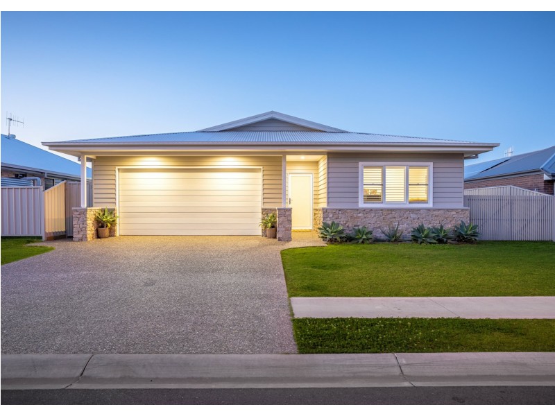 104 Albatross Way, Old Bar NSW 2430